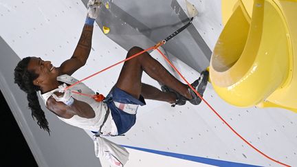 Le Français Mickael Mawem lors de la finale de l'escalade aux Jeux olympiques de Tokyo, le 5 août 2021. (MOHD RASFAN / AFP)