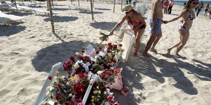 Un parterre de fleur sur la plage de l'hotel Marhabada après l'attaque de Sousse, le 27 juin 2015. 
 (REUTERS/Zoubeir Souissi)