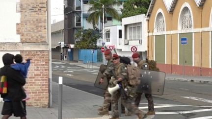 Un calme précaire est de retour à Nouméa, jeudi 16 mai au soir. 2 700 membres des forces de l’ordre sont mobilisés pour tenter de mettre fin aux violences. (franceinfo)