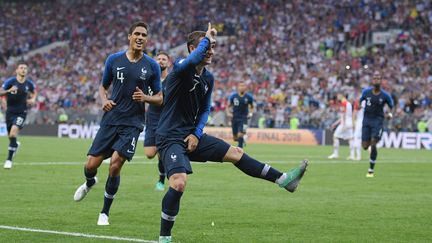 Antoine Griezmann célèbre son penalty inscrit contre la Croatie en finale de la Coupe du monde, dimanche 15 juillet à Moscou (Russie). (SPUTNIK / NOTIMEX / AFP)