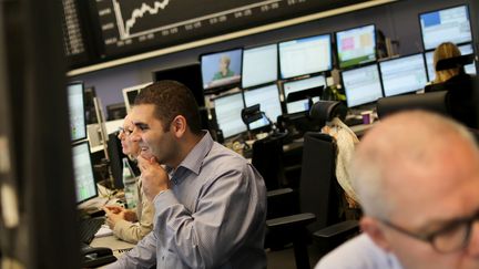 Des traders &agrave; la Bourse de Francfort, en Allemagne, le 7 mai 2012. (FRANK RUMPENHORST / DPA)