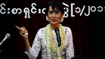 Aung San Suu Kyi pendant une conf&eacute;rence de presse &agrave; l'occasion de l'anniversaire de sa lib&eacute;ration, le 14 novembre 2011 &agrave; Rangoun (Birmanie). (SOE THAN WIN / AFP)