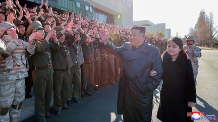 Kim Jong-un avec sa fille félicite des militaires, en Corée du Nord. La photographie a été diffusée le 27 novembre 2022 par l'agence de presse gouvernementale.&nbsp; (STR / KCNA VIA KNS)