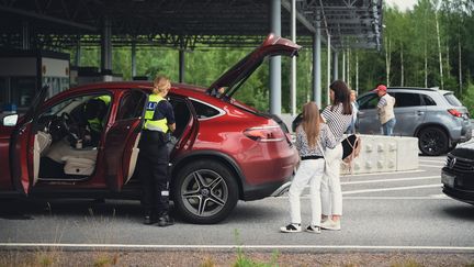 La police finlandaise contrôle des véhicules au poste de douane de Nuijamaa, le 28 juillet 2022, où transitent de nombreux touristes russes qui cherchent à se rendre dans les pays européens. (ALESSANDRO RAMPAZZO / AFP)