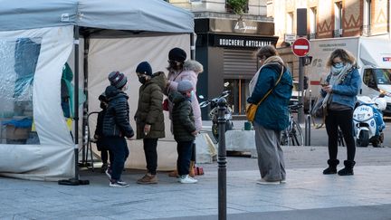 Des personnes attendent de se faire tester au Covid-19 à Paris, le 18 janvier 2022. (RICCARDO MILANI / HANS LUCAS / AFP)
