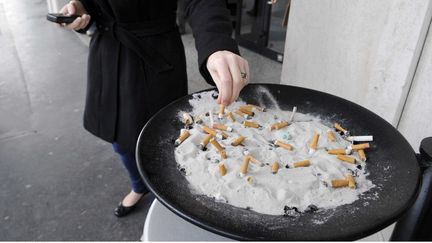 L'objectif des propositions d'Yves Bur : diviser par deux le nombre de fumeurs, pour que moins de 15% de la population fume en 2025 contre 30% aujourd'hui. ( FLORENCE DURAND / SIPA)