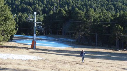 Pyrénées : face à l'absence de neige, quelles options pour les stations de sports d'hiver ?