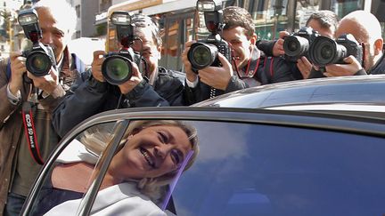 Le reflet de Marine Le Pen, pr&eacute;sidente du FN, dans la vitre de sa voiture, le 19 mars 2014 &agrave; Nice (Alpes-Maritimes). (LIONEL CIRONNEAU / AP / SIPA)