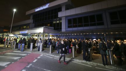 L'aéroport de Londres-City lors de son évacuation&nbsp;le 21 octobre 2016. (DANIEL LEAL-OLIVAS / AFP)