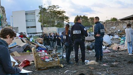 Des policiers proc&egrave;dent &agrave; l'&eacute;vacuation d'un camp de Roms, le 21 octobre 2013 &agrave; Marseille (Bouches-du-Rh&ocirc;ne). (CITIZENSIDE /GEORGES ROBERT / AFP)