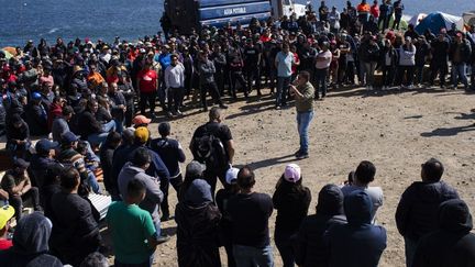 Les travailleurs de la mine de cuivre d'Escondida se rassemblent, à Puerto Coloso, au Chili, le 14 août 2024. (SEBASTIAN ROJAS ROJO / AFP)