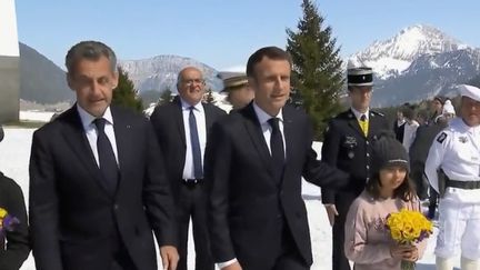 Emmanuel Macron et Nicolas Sarkozy étaient réunis en Haute-Savoie pour un hommage aux résistants sur le plateau des Glières. (FRANCE 2)