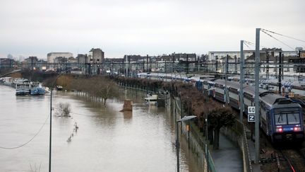 Le parking de la gare RER est inondé à Villeneuve-Saint-Georges (Val-de-Marne), le 23 janvier 2018. (MAXPPP)