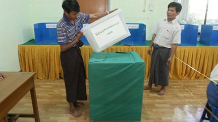 Préparatifs pour les législatives dans un bureau de vote à Yangon, en Birmanie (5 novembre 2010) (AFP / Soe Than Win)