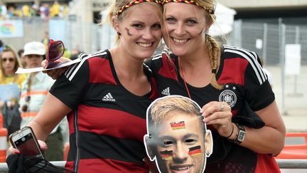 Le masque de Neymar a &eacute;galement &eacute;t&eacute; personnalis&eacute; par certains supporters de la Mannschaft, pour qui l'absence du joueur pourrait bien se r&eacute;v&eacute;ler &ecirc;tre un atout. (ANDREAS GEBERT / DPA / AFP)