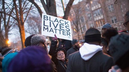 Des manifestants protestent à Chicago (Illinois, Etats-Unis) après la mort d'un jeune Noir, abattu par un policier, le 29 décembre 2015. (SCOTT OLSON / GETTY IMAGES NORTH AMERICA / AFP)