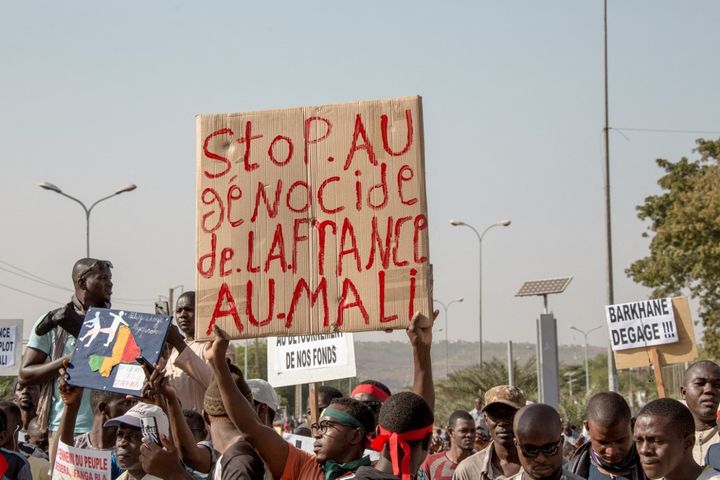 Les manifestations contre la présence de l'armée française au Mali sont régulières, comme le 15 novembre 2019 à Bamako, la capitale du Mali. (AMAURY BLIN / HANS LUCAS)