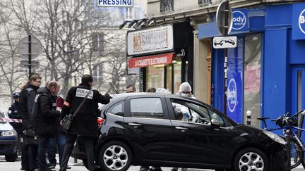 La police examine la voiture utilis&eacute;e par les assaillants de Charlie Hebdo. (DOMINIQUE FAGET / AFP)