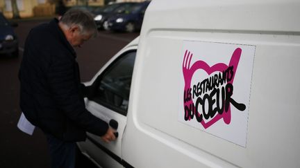 Un bénévole des Restos du Cœur, à Saint-Lo (Manche), le 29 novembre. (CHARLY TRIBALLEAU / AFP)