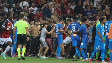 Le match Nice-Marseille du 22 août 2021 a été marqué par de gros débordements, le terrain a été envahi par des supporters. (VALERY HACHE / AFP)