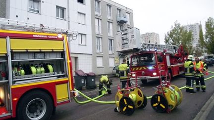 Incendie dans un immeuble du quartier Sainte-Geneviève, à Auxerre, le 2/10/2010 (AFP)