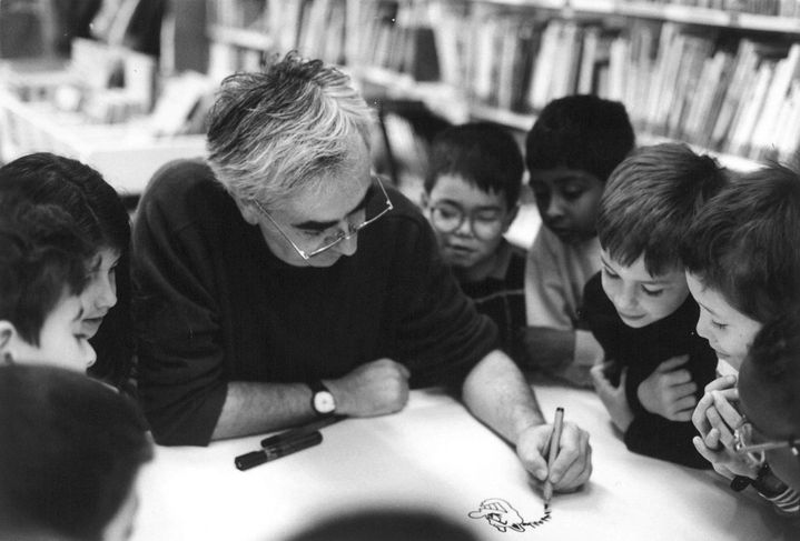 Claude Ponti dans une bibliothèque à Epinay-sur-Seine
 (Aline Hebert-Matray / Ecole des loisirs)