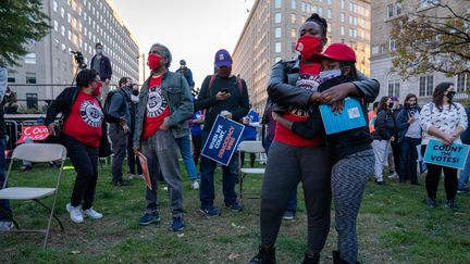 Des supporters de Joe Biden rassemblés dans un square proche de la Maison Blanche, à Washington (Etats-Unis) le 4 novembre 2020 (KEN CEDENO / MAXPPP)