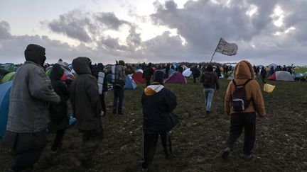 Des manifestants contre les "méga-bassines" sur le site de Vanze, près de Sainte-Soline, dans les Deux-Sèvres, le 24 mars 2023. (THIBAUD MORITZ / AFP)