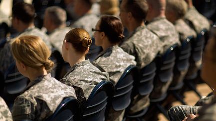 Des soldats assistent à une réunion sur le harcèlement sexuel, le 31 mars 2015 à Arlington, en Virginie (Etats-Unis). (CHIP SOMODEVILLA / GETTY IMAGES NORTH AMERICA / AFP)