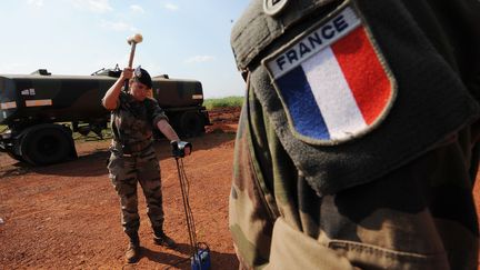 Des soldats fran&ccedil;ais pr&egrave;s de l'a&eacute;roport de Bangui (Centrafrique), le 1er d&eacute;cembre 2013. (SIA KAMBOU / AFP)