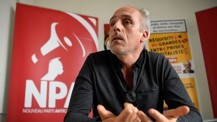 Le candidat NPA à la présidentielle Philippe Poutou en conférence de presse à Montreuil, le 10 mars 2017. (CHRISTOPHE SIMON / AFP)