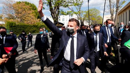 Emmanuel Macron arrive dans le quartier de La Mosson, à Montpellier (Hérault), le 19 avril 2021. (GUILLAUME HORCAJUELO / AFP)