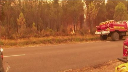 L’incendie continue de sévir en Gironde, jeudi 11 août 2022.&nbsp;Les pompiers, appuyés par des moyens aériens, continuent de lutter contre les flammes.&nbsp;Le journaliste Ben&nbsp;Barnier fait le point sur place. (FRANCE 2)