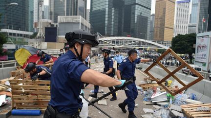 La police de Hong Kong d&eacute;monte le camp des manifestants prod&eacute;mocratie dans le district Admiralty de la ville, le 11 d&eacute;cembre 2014. (PEDRO UGARTE / AFP)