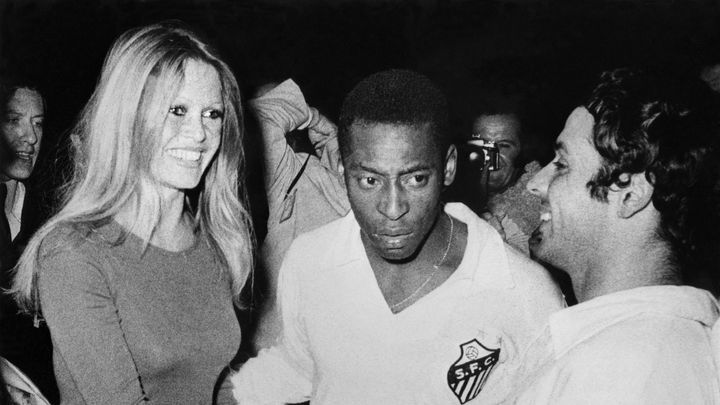 Brigitte Bardot et Pelé, le 1er avril 1971 à Colombes. (AFP)