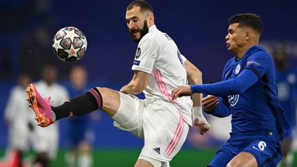 Karim Benzema et Thiago Silva vont se retrouver en Ligue des champions, comme ici lors de la demi-finale entre le Real Madrid et Chelsea, le 5 mai 2021.&nbsp; (GLYN KIRK / AFP)