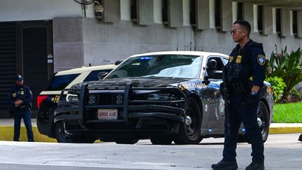 Des policiers déployés le 23 septembre 2024 devant un tribunal de Palm Beach, en Floride (Etats-Unis), où était entendu Ryan Routh, suspecté d'avoir voulu tuer Donald Trump. (GIORGIO VIERA / AFP)