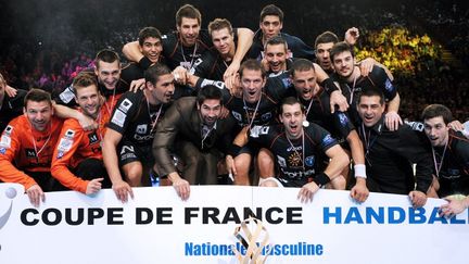 Les joueurs de handball de Montpellier (H&eacute;rault) c&eacute;l&egrave;brent leur victoire en championnat de France, &agrave; Paris, le 15 avril 2012. (FRANCK FIFE / AFP)