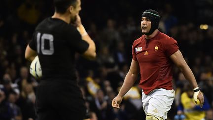 Thierry Dusautoir lors de la défaite du XV de France face à la Nouvelle-Zélande, le 17 octobre 2015 à Cardiff (Royaume-Uni). (LOIC VENANCE / AFP)