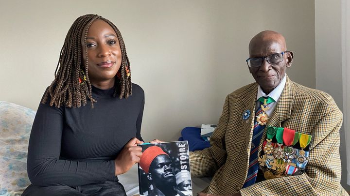 Aïssata Seck, présidente de l'association pour la mémoire des tirailleurs sénégalais, et Yoro Diao, un ancien combattant, en janvier 2023. (BORIS LOUMAGNE / FRANCEINFO / RADIO FRANCE)