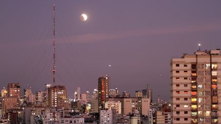 L'éclipse de lune partielle apparaît à la tombée de la nuit dans le ciel de Buenos Aires (Argentine), mardi 16 juillet 2019.&nbsp; (CAROL SMILJAN / NURPHOTO / AFP)