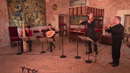 Le groupe Doulce Mémoire enregistre un concert dans le château du Clos-Lucé.&nbsp; (FRANCEINFO)