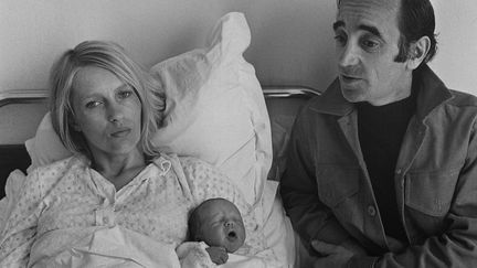 Le chanteur Charles Aznavour pose avec sa femme Ulla&nbsp;Thorsell et son nouveau-né Mischa, le 19 mai 1971. (AFP)