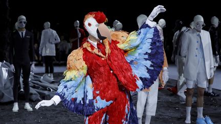 Si depuis le début du défilé tourne autour de l'île un mannequin vêtu d'un costume gris avec nageoire dorsale et tête de requin sont également arrivés 5 mannequins-oiseaux qui virevoltent : deux au plumage très coloré et trois blancs et gris. Un incroyable travail créatif est réalisé avec ces costumes de perroquets.
 (FRANCOIS GUILLOT / AFP)