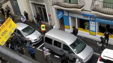 En marge d'un rassemblement de "gilets jaunes" à Perpignan (Pyrénées-Orientales), la permanence d'un député LREM a été saccagée. Un mode de protestation violent observé depuis plusieurs mois. (FRANCE 2)