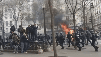 Après les violences en marge des manifestations contre la réforme des retraites jeudi 23 mars, les fils d'un dialogue semblent réapparaître. Lors du Conseil de l'Europe à Bruxelles, Emmanuel Macron a tenu à saluer l'esprit de responsabilité et d'apaisement de Laurent Berger et a confié qu'il était à la disposition de l'intersyndicale. (FRANCEINFO)