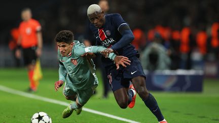 Le joueur de l'Atlético de Madrid Giuliano Simeone face au Parisien Nuno Mendes en Ligue des champions, le 6 novembre 2024. (FRANCK FIFE / AFP)