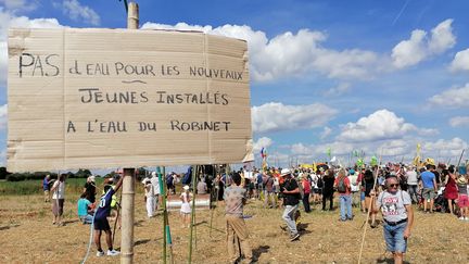 Manifestation anti-bassines dans les Deux-Sèvres, en 2021. (THIBAULT LECOQ / FRANCE-BLEU POITOU)