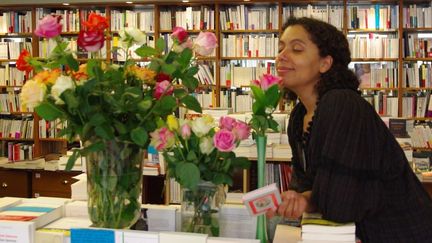 Des livres, des roses et une libraire heureuse (Maya Flandin à Lyon)
 (Vivement Dimanche )