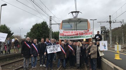 Près de 300 personnes ont bloqué un train en gare d'Argenton-sur-Creuse dans l'Indre. Elles réclamaient davantage de dessertes sur la ligne de train qui passe dans la région. (AURORE RICHARD / RADIO FRANCE)